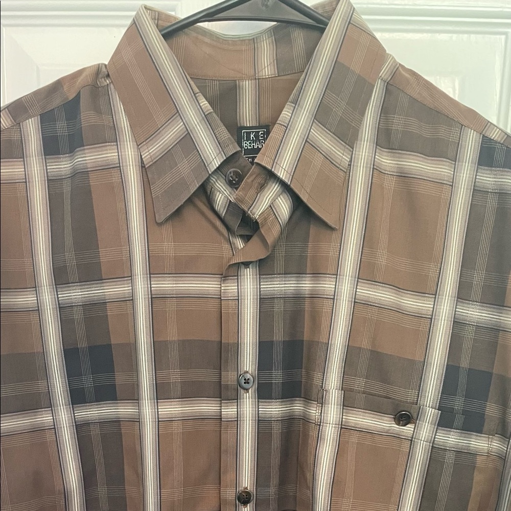 Ike Behar Dress Shirt Men's Size Large Brown Plaid.


LOC: CC0012